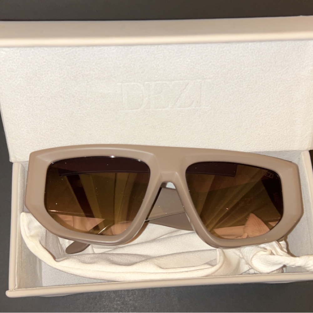 Dezi Backtrack sunglasses.